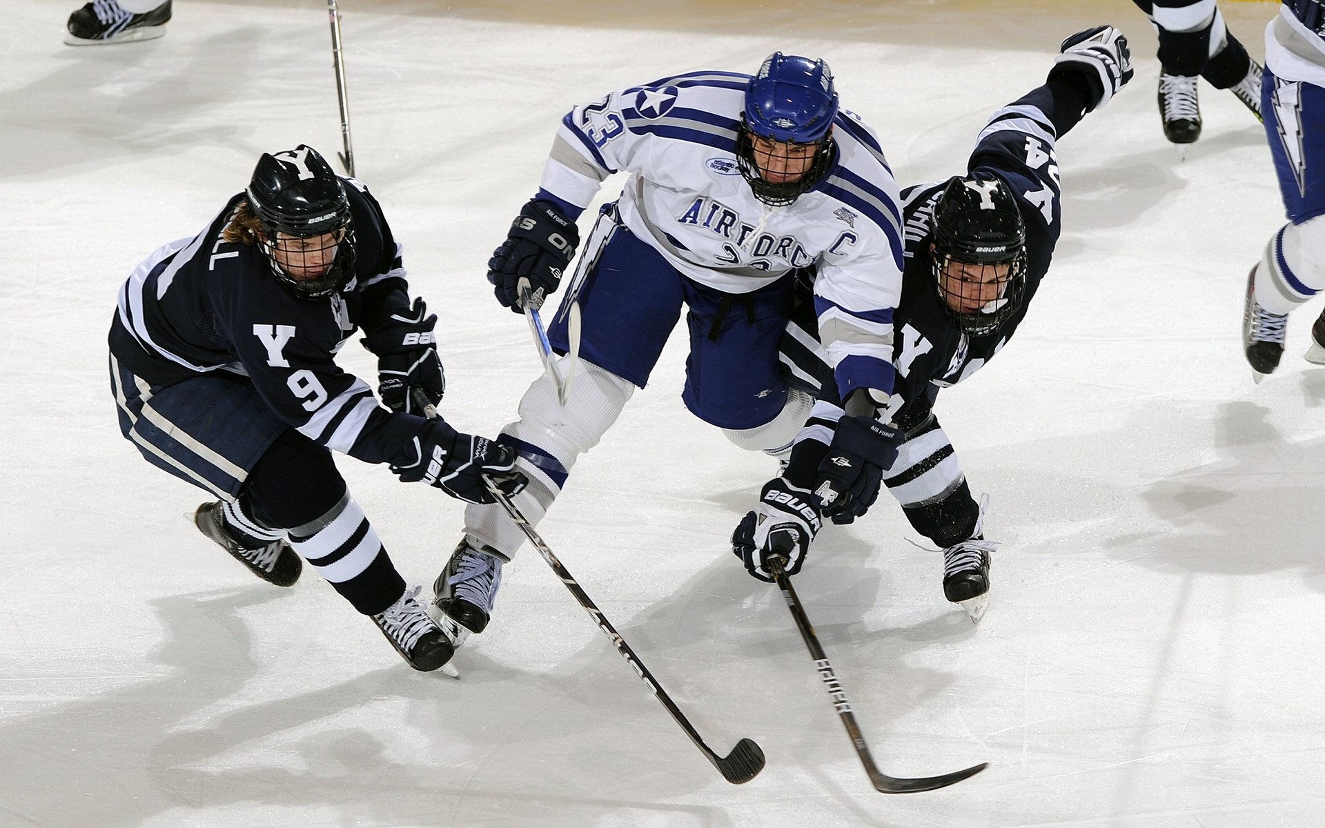 “德甲焦点战：领头羊遭遇强队挑战”，法甲领头羊