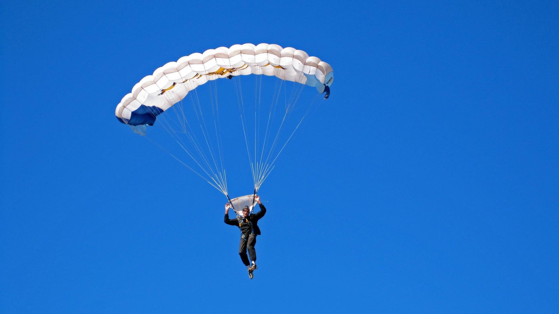 爱游戏体育-国际极限绳索挑战赛，考验体能与勇气的巅峰舞台，国际绳索认证